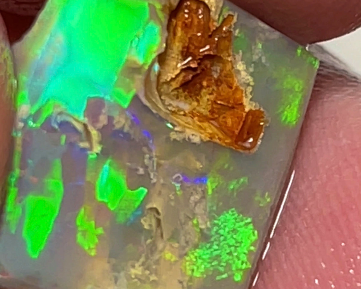 Bright & Colourful Dark base rub rough opal of Lightning Ridge 6.95cts Green dominant Multifires 15.000 x 14.000 x 3.000 mm NSW154